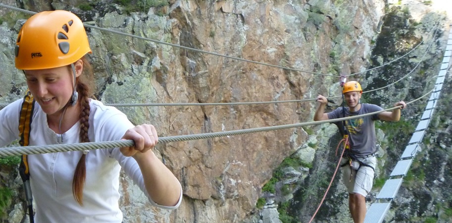 via ferrata randonnées spéléologie alpinisme canyoning pyrenees